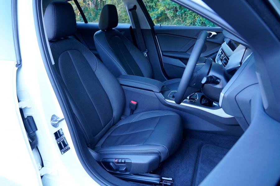 Интерьер BMW 118i Sportline (F40) 2019 года  (JP) (фото 7 из 10)